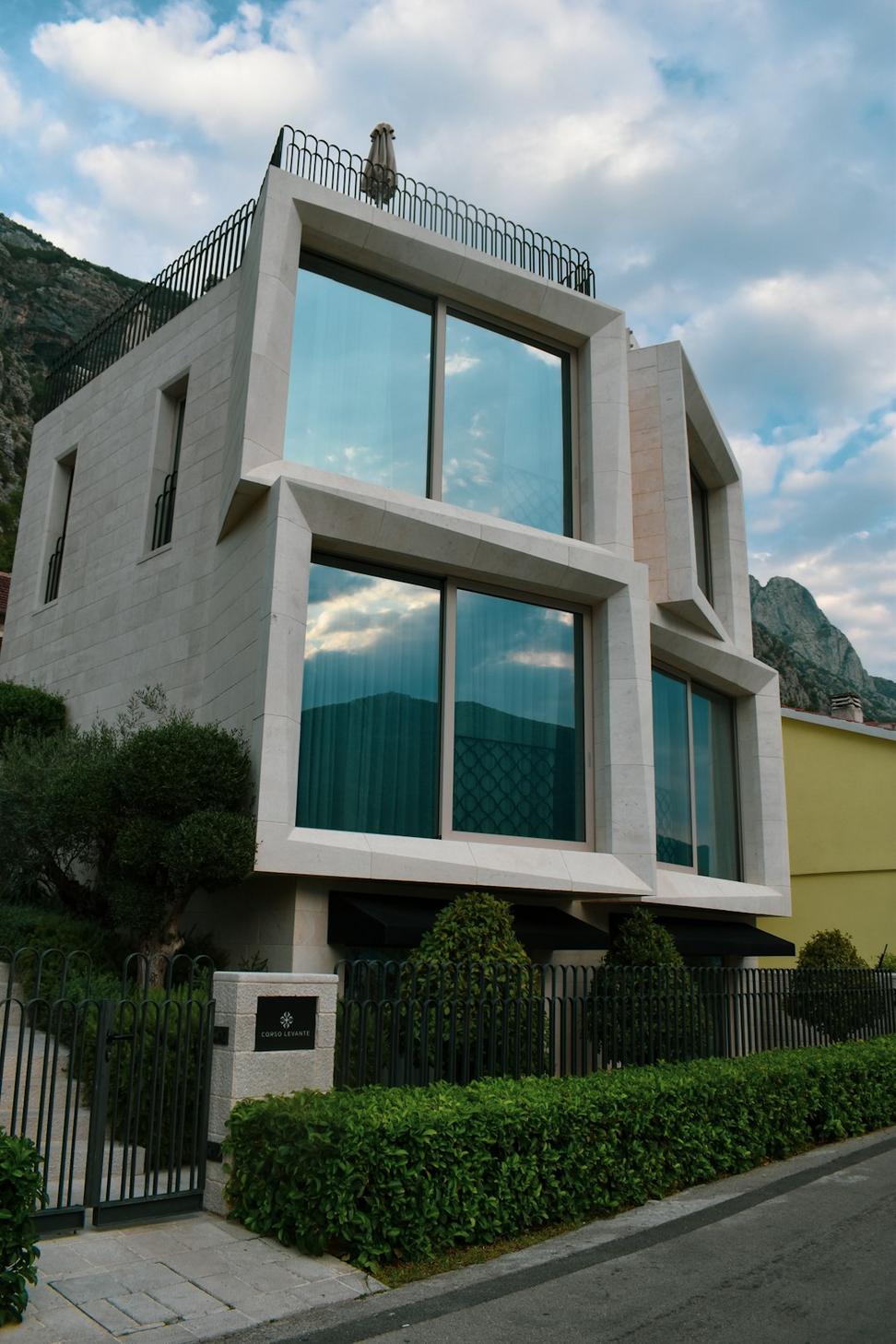 Lakeshore Contemporary Villa